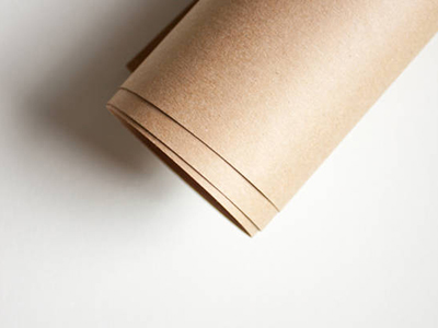 Papel kraft marrón