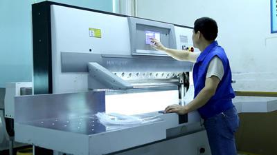 Corte de papel de acuerdo con especificaciones requeridas