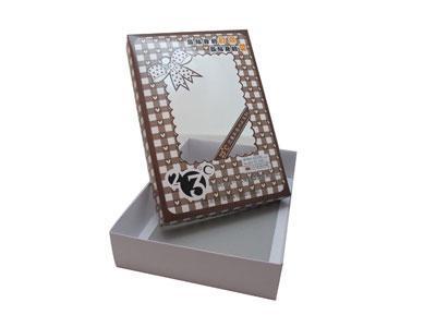 Caja rígida con ventana transparente