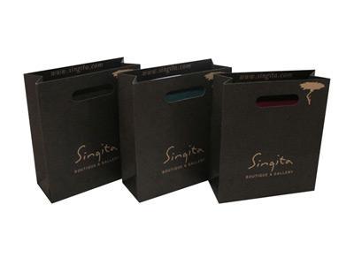 Bolsa de papel negro con manija troquelada